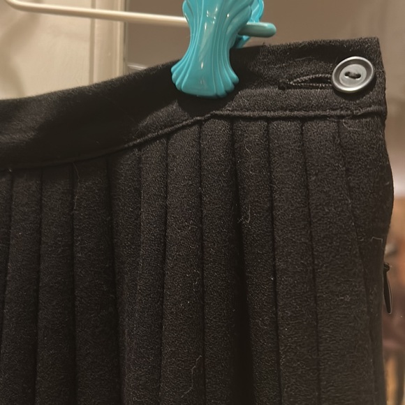 Long pleated Black Skirt - Picture 6 of 9